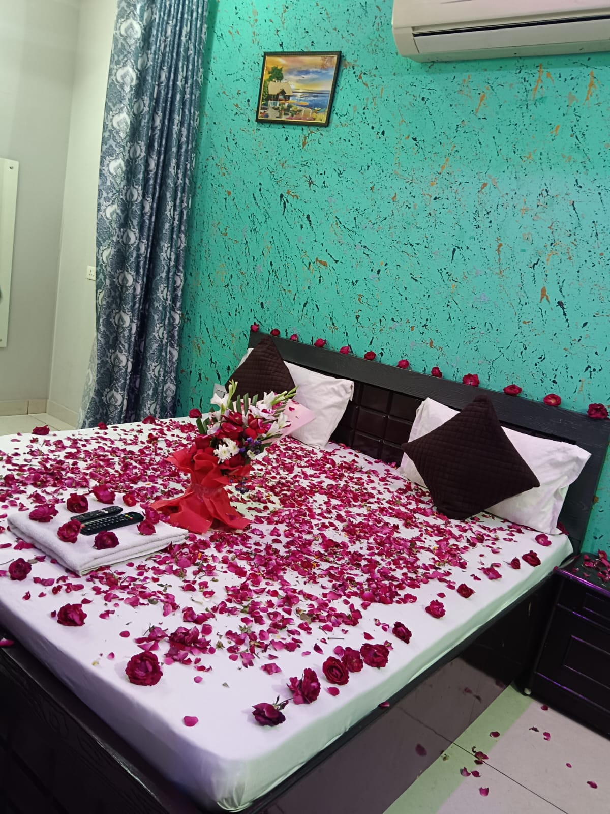 Rose decorated room Hotel DS Villa Mansarovar