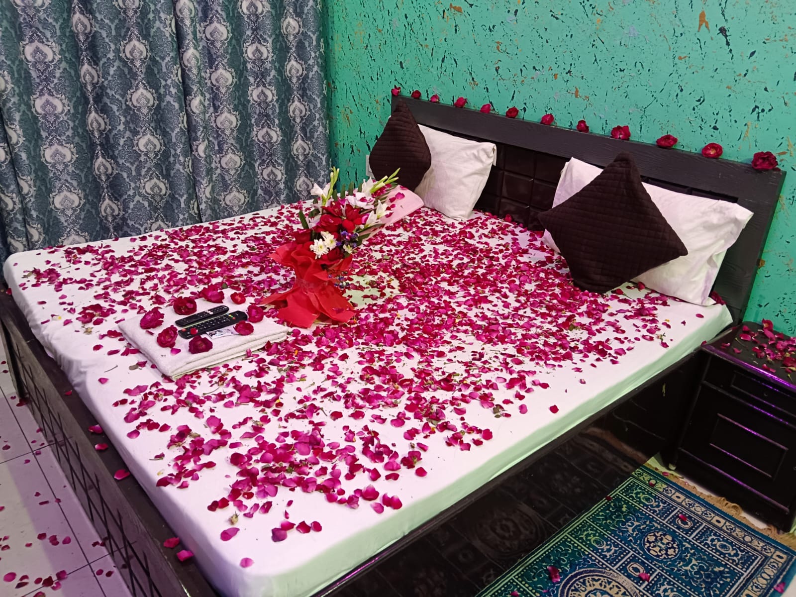 Rose bedroom setup Hotel DS Villa Mansarovar