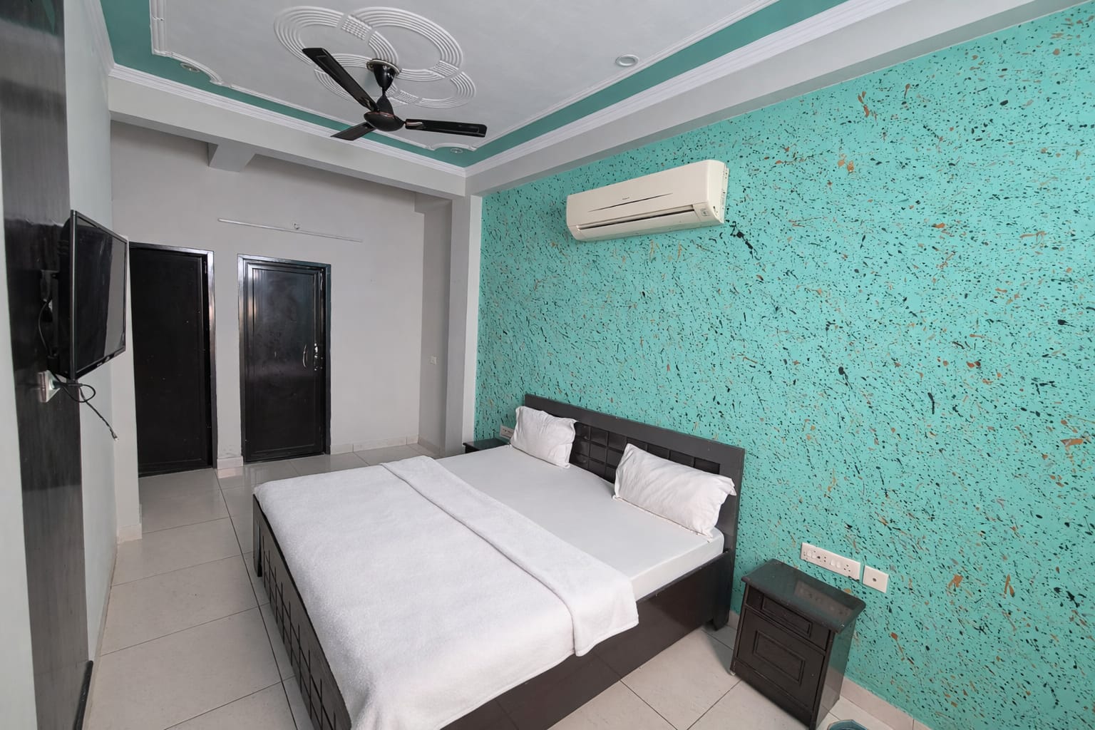 Simple clean room Hotel DS Villa Jaipur